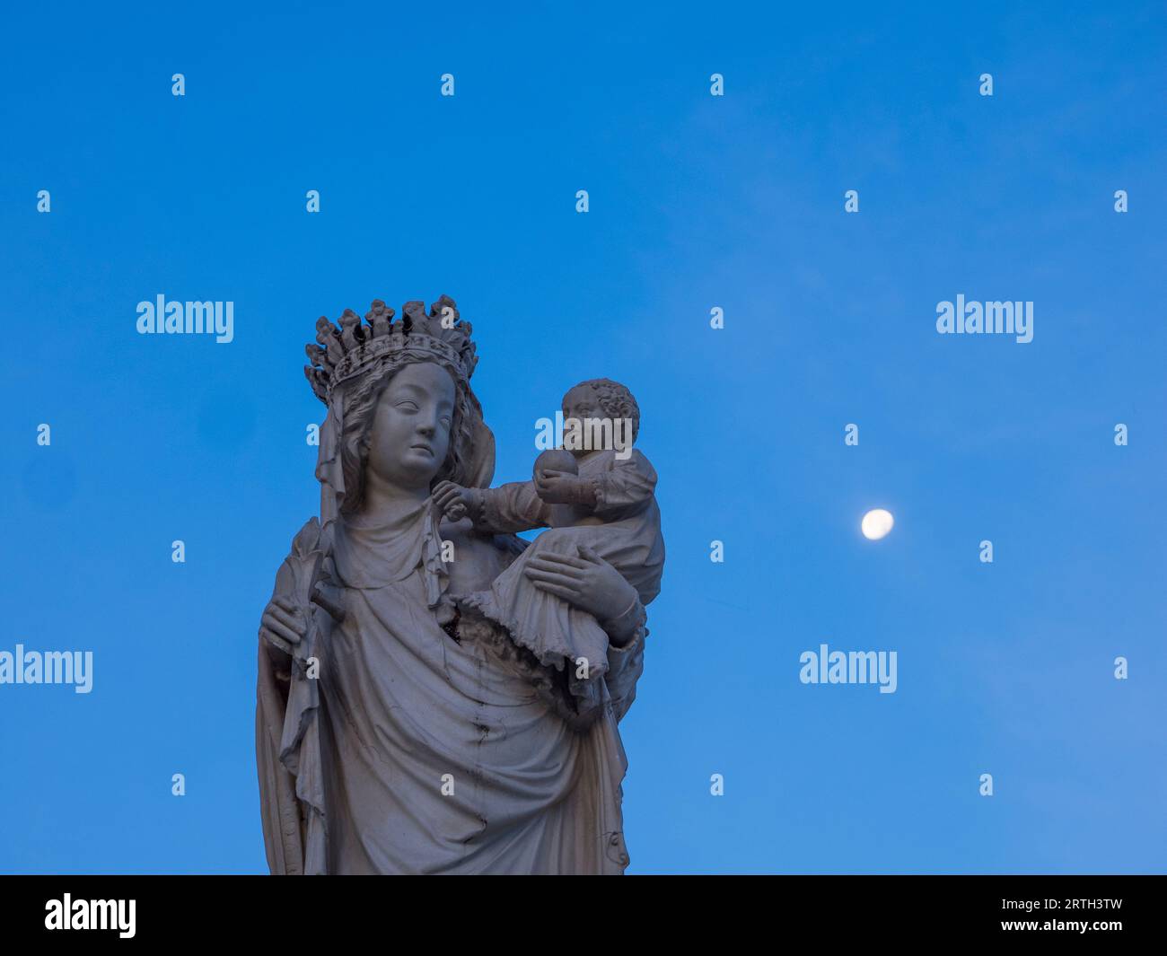 Jungfrau von Paris, Jungfrau Maria Statue, Nacht, Mond, Notre-Dame, Kathedrale, Paris, Frankreich, Europa, EU. Stockfoto