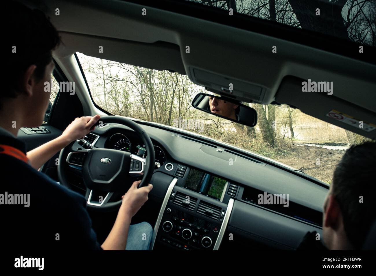 Fotoserie aus einem Nachmittagsausflug mit verschiedenen Land Rover Fahrzeugen wie dem berühmten Land Rover Defender und Range Rover Modellen. Stockfoto