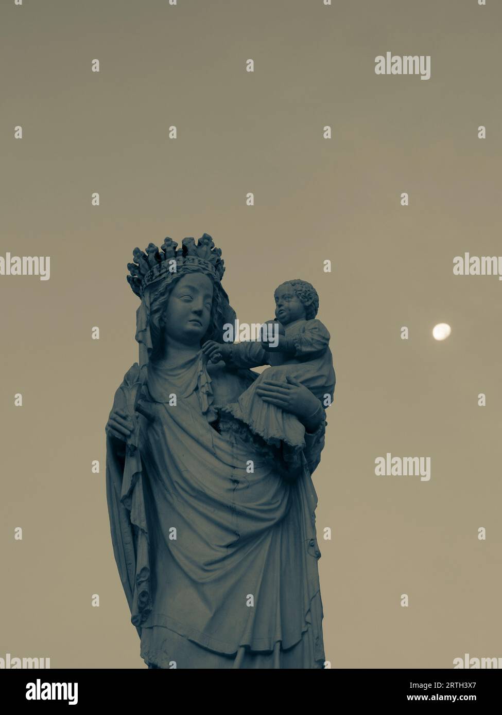 Jungfrau von Paris, Jungfrau Maria Statue, Nacht, Mond, Notre-Dame, Kathedrale, Paris, Frankreich, Europa, EU. Stockfoto