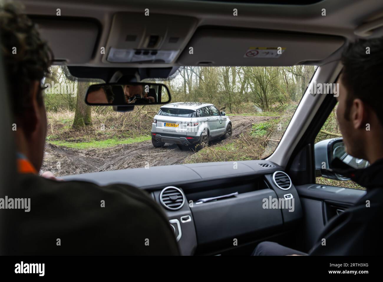 Fotoserie aus einem Nachmittagsausflug mit verschiedenen Land Rover Fahrzeugen wie dem berühmten Land Rover Defender und Range Rover Modellen. Stockfoto