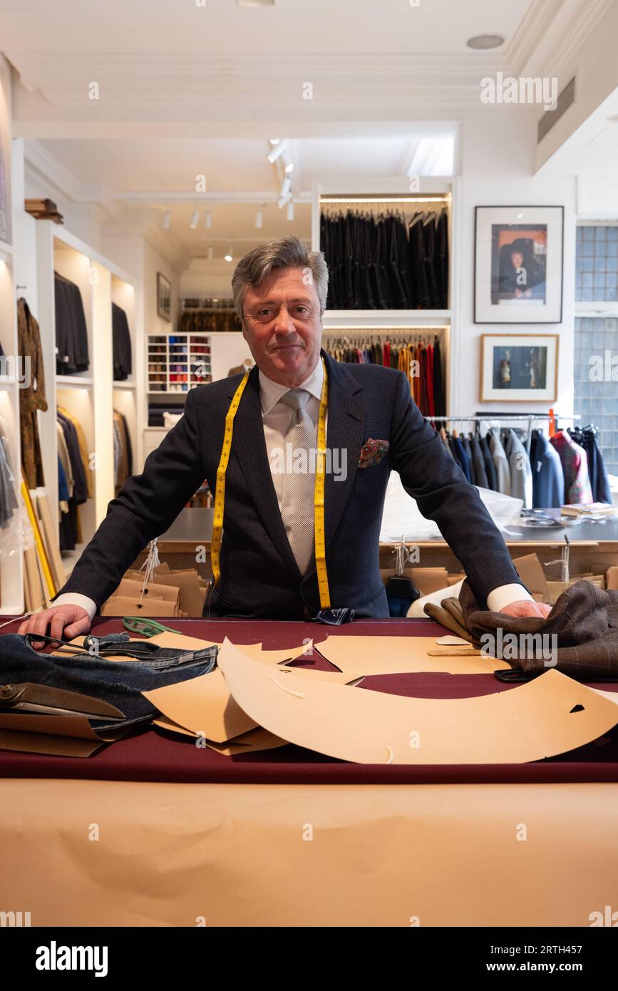 Richard Anderson, der seit 34 Jahren an Savile Row arbeitet, maßgeschneiderter Anzug-Hersteller und Schneiderhändler bei Savile Row, Mayfair, London, Großbritannien Stockfoto