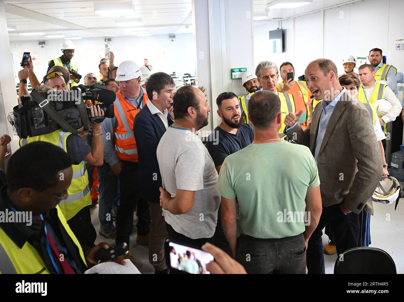 Der Prince of Wales spricht mit den Arbeitern in der Kantine während eines Besuchs auf einer Baustelle in West-London, um die Prävalenz von Selbstmord in der Bauindustrie zu diskutieren und die entscheidende Notwendigkeit hervorzuheben, sich auf Prävention und nicht auf Krisenmanagement zu konzentrieren, wenn es um psychische Gesundheit geht. Bilddatum: Mittwoch, 13. September 2023. Stockfoto