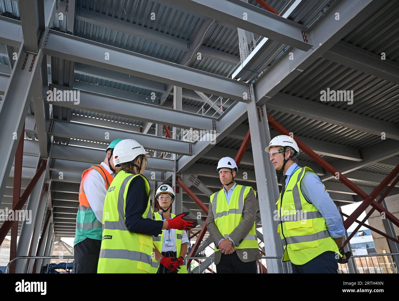 Der Prinz von Wales, der PSA mit Schutzhelm und Schutzbrille trägt, spricht mit Arbeitern aus der Bauindustrie während eines Besuchs auf einer Baustelle im Westen Londons, um die Verbreitung von Selbstmord in der Bauindustrie zu erörtern. und betonen die entscheidende Notwendigkeit, sich bei der Unterstützung der psychischen Gesundheit auf Prävention und nicht auf Krisenmanagement zu konzentrieren. Bilddatum: Mittwoch, 13. September 2023. Stockfoto