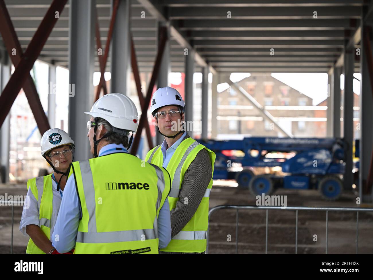 Der Prinz von Wales, der PSA mit Schutzhelm und Schutzbrille trägt, spricht mit Arbeitern aus der Bauindustrie während eines Besuchs auf einer Baustelle im Westen Londons, um die Verbreitung von Selbstmord in der Bauindustrie zu erörtern. und betonen die entscheidende Notwendigkeit, sich bei der Unterstützung der psychischen Gesundheit auf Prävention und nicht auf Krisenmanagement zu konzentrieren. Bilddatum: Mittwoch, 13. September 2023. Stockfoto