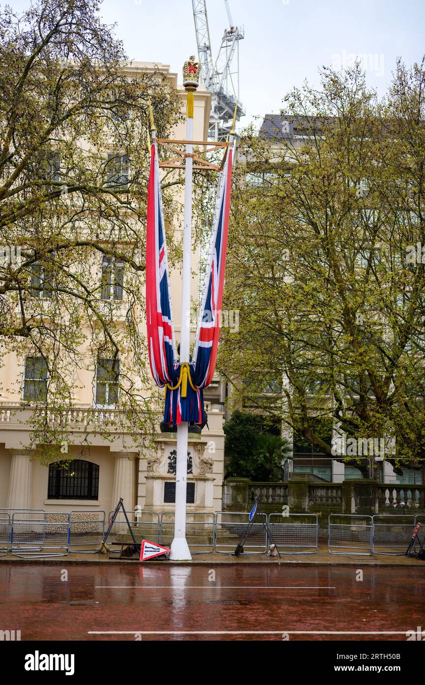 LONDON - 24. April 2023: Flaggen auf der Mall markieren die Vorbereitungen für die Krönung von König Charles, auch bei nassem Wetter. Stockfoto