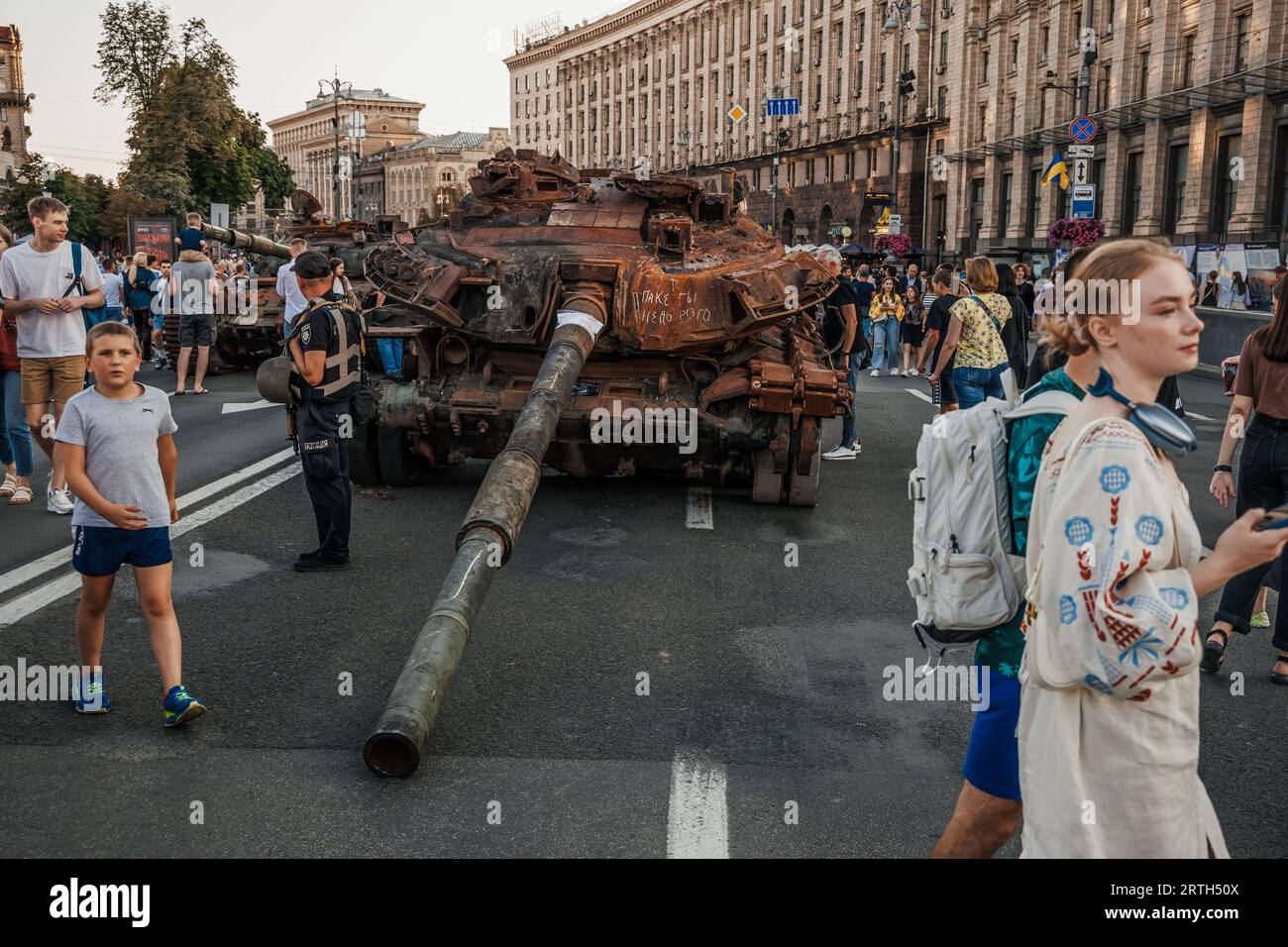 Menschen, die während der Feier des Unabhängigkeitstages der Ukraine entlang der Chreschtschatyk-Straße zwischen den ausgestellten Überresten zerstörter russischer Militärfahrzeuge spazieren Stockfoto
