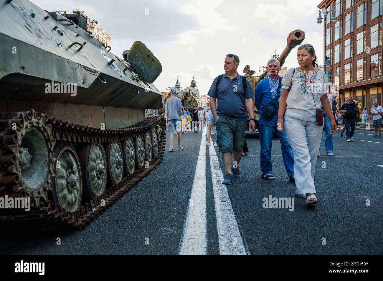 Menschen, die während der Feier des Unabhängigkeitstages der Ukraine entlang der Chreschtschatyk-Straße zwischen den ausgestellten Überresten zerstörter russischer Militärfahrzeuge spazieren Stockfoto