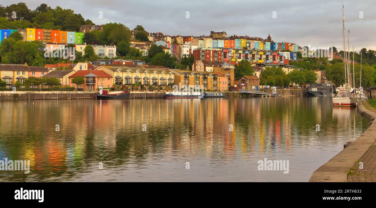 Die Uferpromenade von Bristol ist gesäumt von wunderschön bunten Häusern, etwas, das die Stadt weit und breit berühmt gemacht hat. Stockfoto