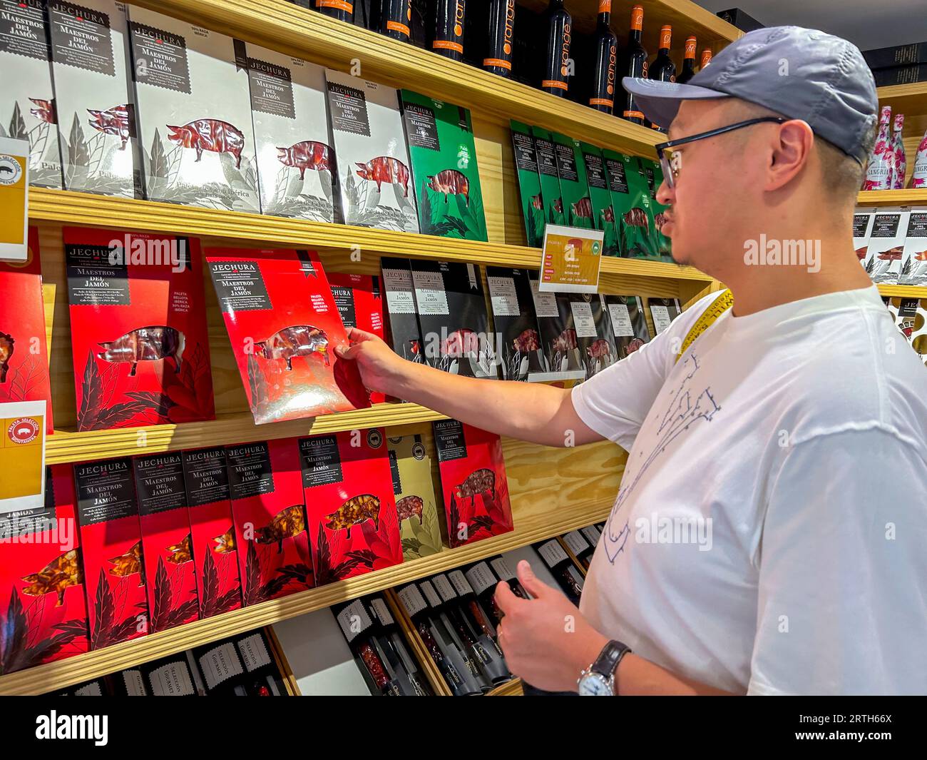 Sevilla, Spanien, chinesische Touristen Shopping in traditionellem spanischen Schinken Shop, Auswahl von Lebensmitteln auf Display Touristen asien in europa Stockfoto