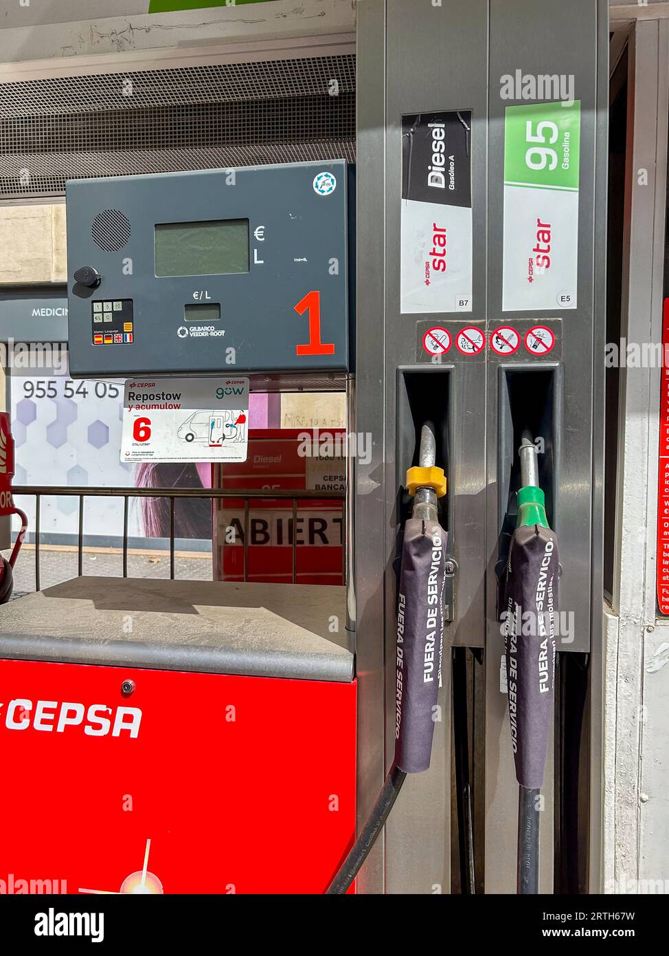 Sevilla, Spanien, Nahaufnahme, Tankstellendüsen, Cepsa Tankstelle (Compania Espanola de Petroleos) Spanische Gaspumpe Stockfoto
