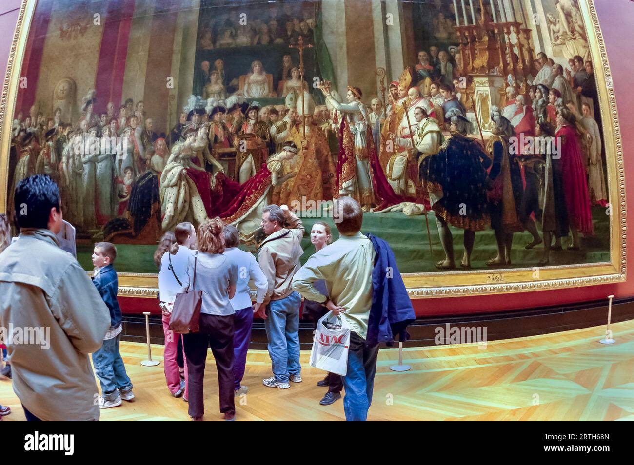PARIS - Louvre Museum, große Gruppe von Menschen, Touristen Familie, die französische klassische Gemälde ansieht, Halle, louvre Chef d'oeuvre (Credit. David) Krönung des französischen Königs, öffentlich Stockfoto