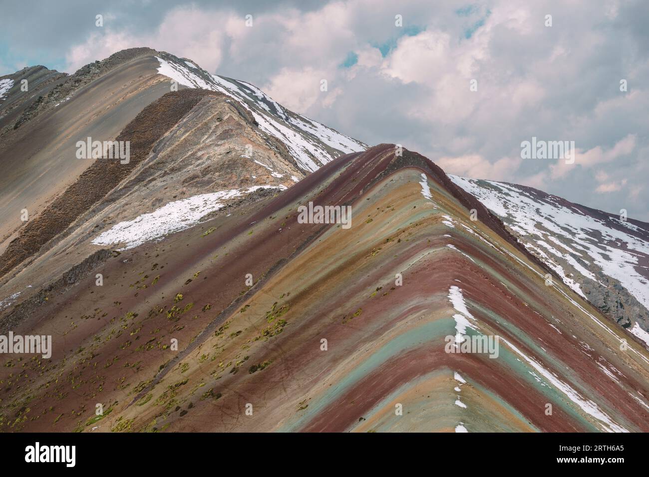 Buntes Streifenmuster des berühmten Vinicunca Rainbow Mountain in Peru Stockfoto