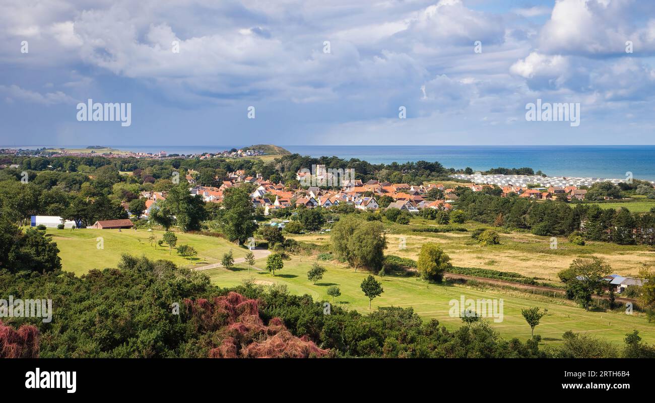 Atemberaubende Aussicht auf die Norfolk Coast von Incleborough Hill, das hübsche kleine Dorf West Runton und seinen Links Golfplatz Stockfoto