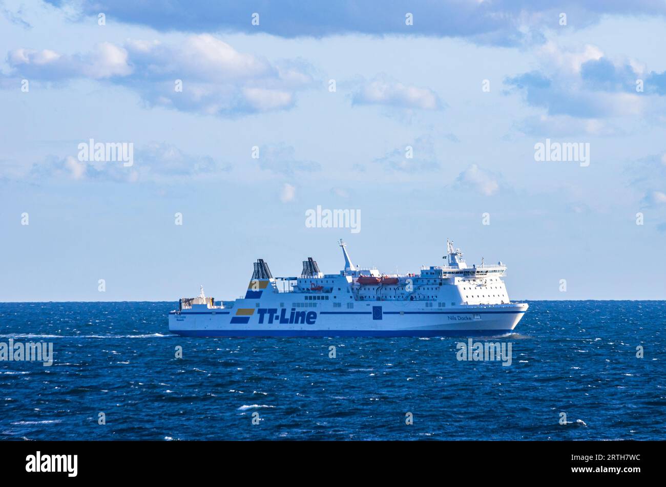 Das NILS DACKE-Fährschiff der TT-Lines-Fährgesellschaft in den Gewässern vor Trelleborg, Schweden, 23. August 2014. Stockfoto