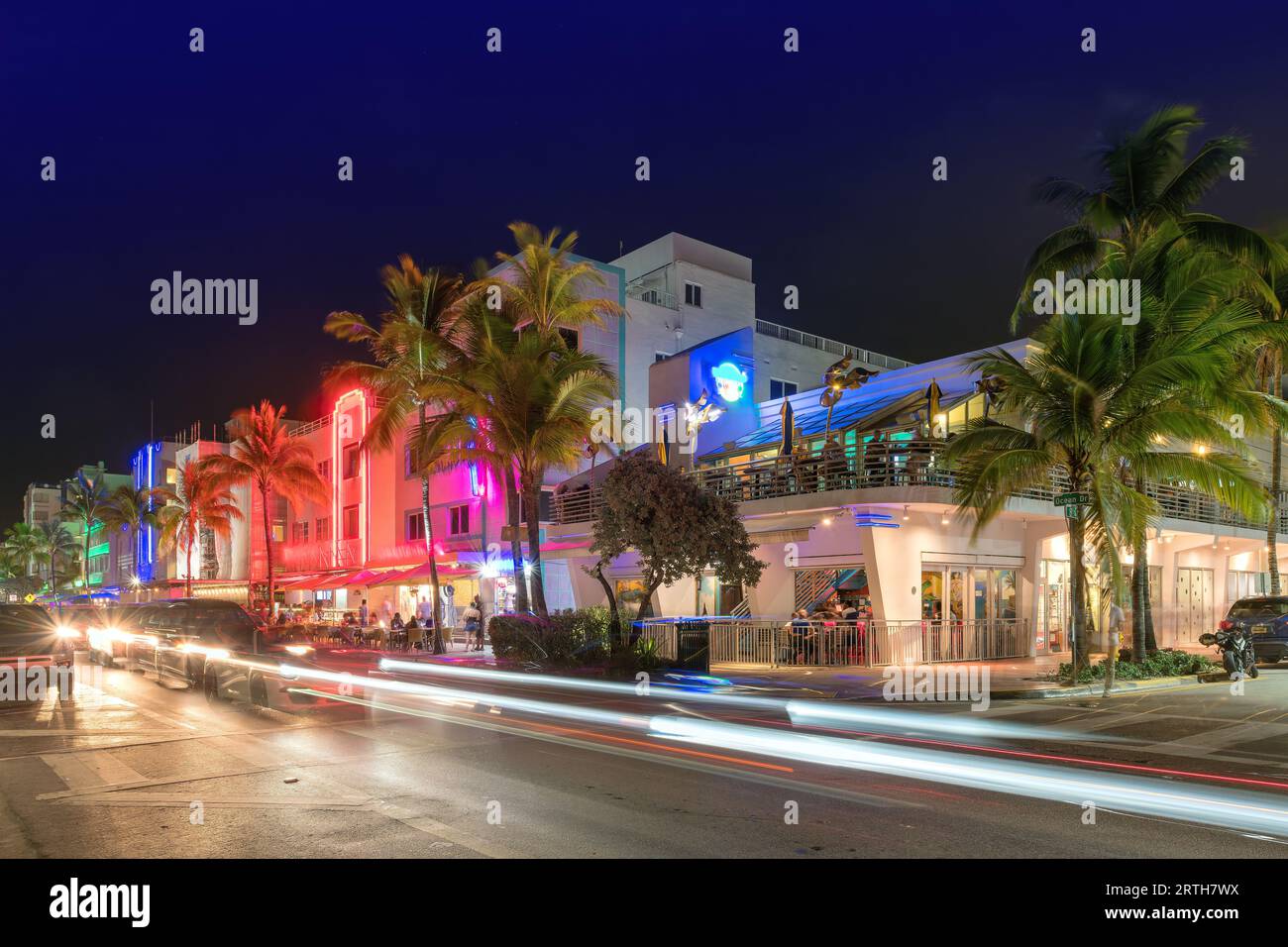 Nachtstraße in South Miami Beach im Ocean Drive, Miami Beach, Florida. Stockfoto