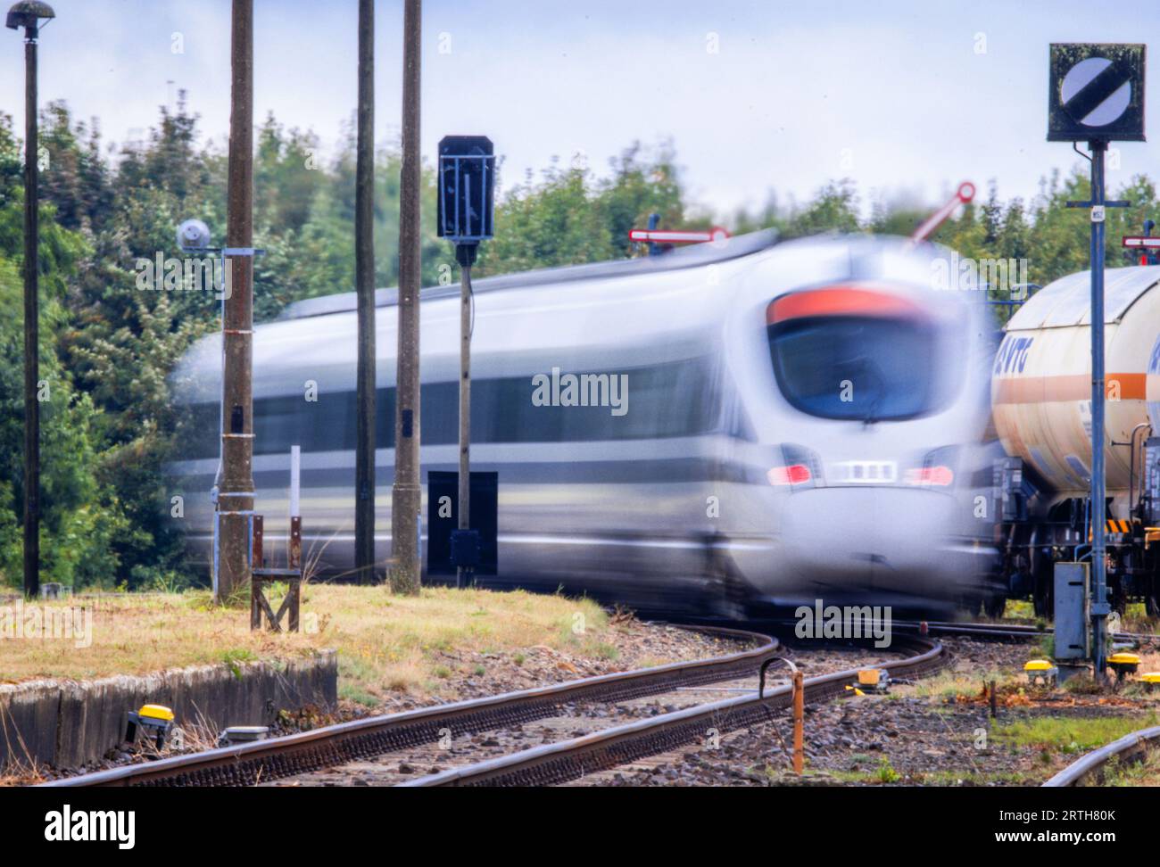 Karow, Deutschland. September 2023. Der Testzug „Advanced TrainLab“ der Deutschen Bahn fährt aus dem Bahnhof Karow, der sonst kaum genutzt wird. (Langzeitaufnahme) bei einem Zwischenstopp während der Probefahrten hatte der Infrastrukturbetreiber Regio Infra Nordost das Streckenkonzept „Karower Kreuz 365“ für eine effektivere Nutzung des Schienennetzes in der Region vorgestellt. Es geht um mögliche Perspektiven eines attraktiven Personenverkehrs zwischen den Metropolen Berlin und Rostock auf der Nord-Süd-Achse. Quelle: Jens Büttner/dpa/Alamy Live News Stockfoto