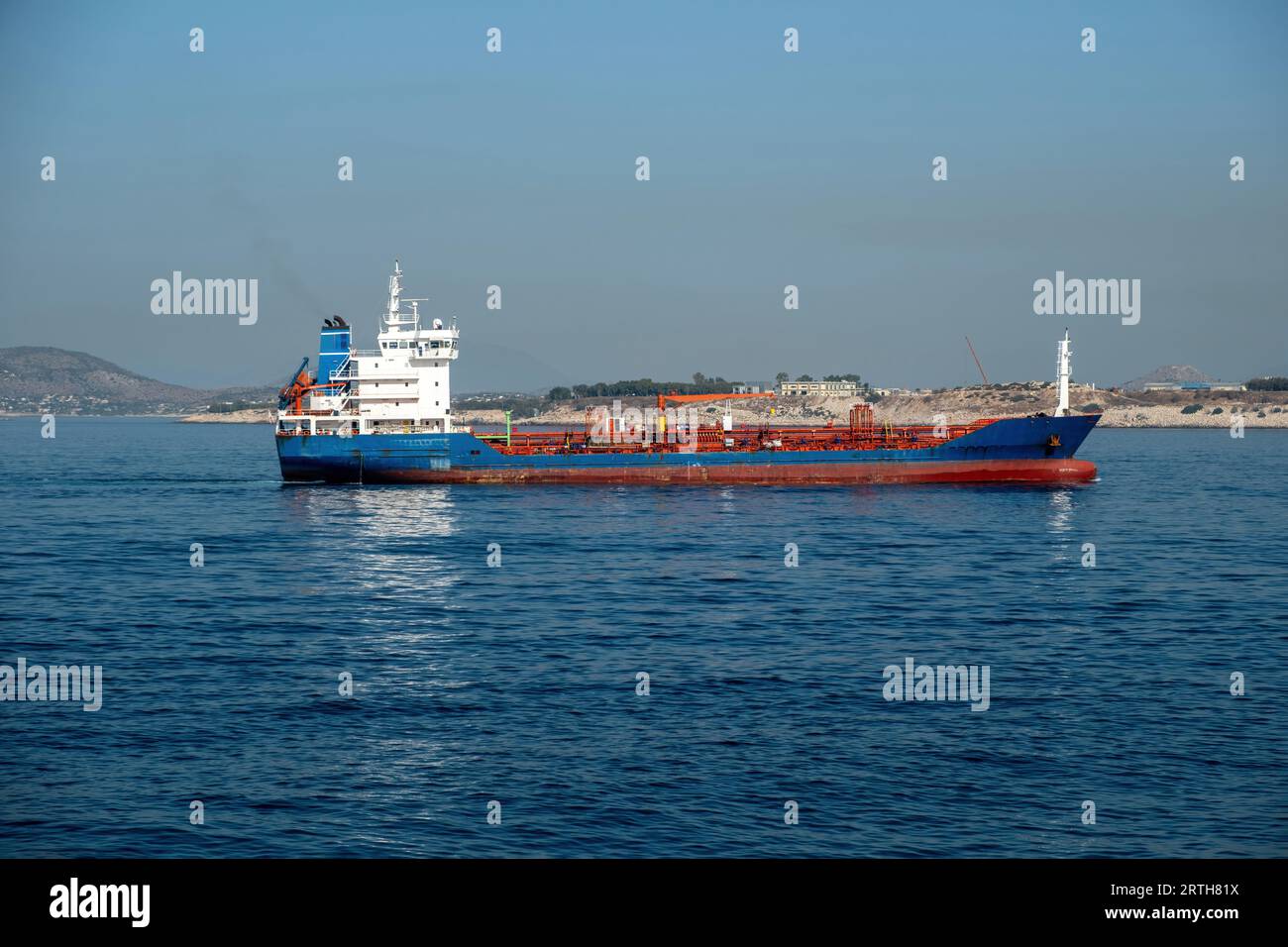 Das beladene Containerfrachtschiff verlässt den Hafen von Piräus, Griechenland. Import von Exportgeschäften und Logistik. Handels- und Transportkonzept. Stockfoto