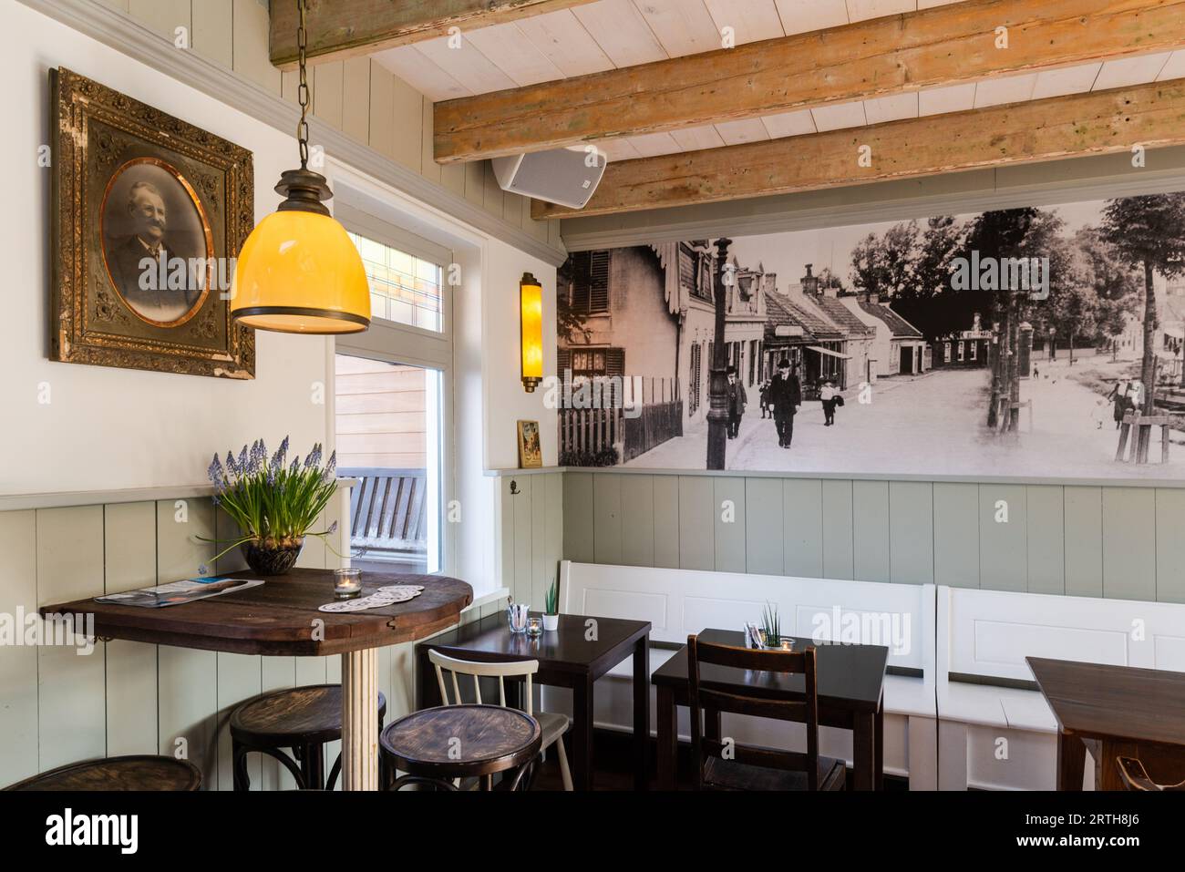 Innenaufnahmen von ONS, einer rustikalen Café-Bar im Norden Amsterdams. Stockfoto