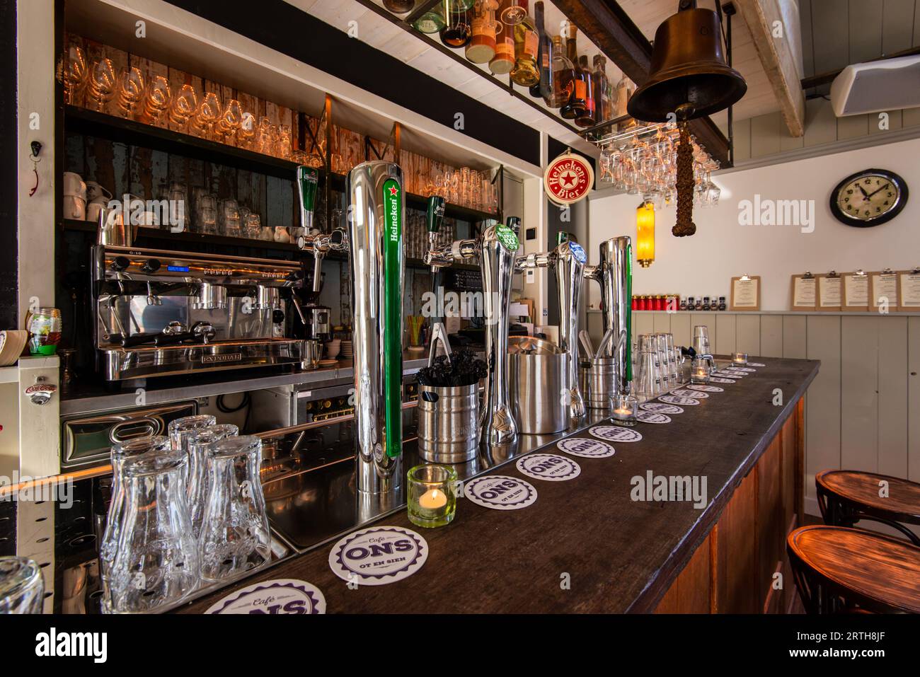 Innenaufnahmen von ONS, einer rustikalen Café-Bar im Norden Amsterdams. Stockfoto