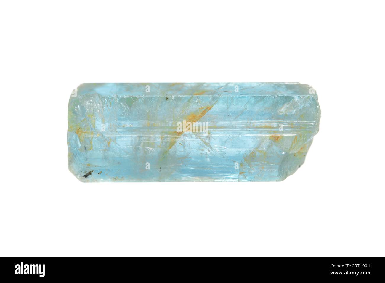 Natürlicher rauer Aquamarin (beryl-Gruppe) Edelsteinkristall auf weißem Hintergrund Stockfoto