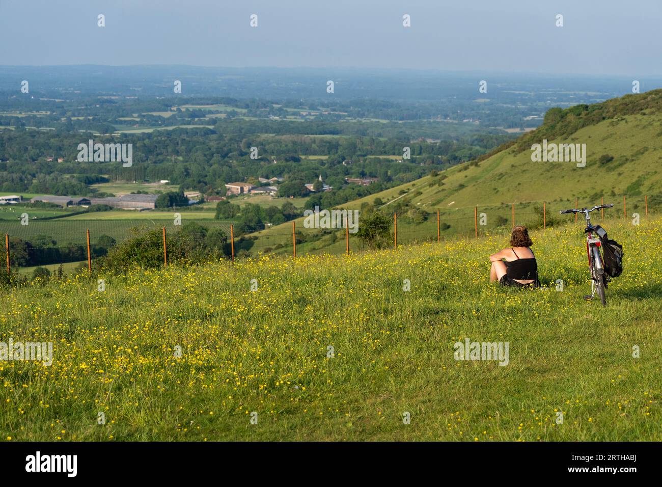Eine Frau, die die Aussicht auf den South Downs National Park, Brighton, East Sussex, England, Großbritannien bewundert Stockfoto