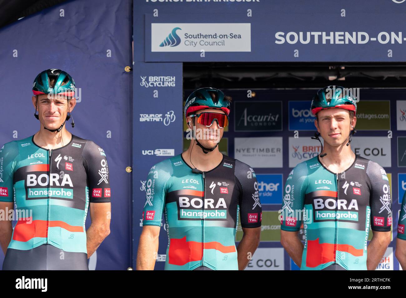 Die Fahrer des Teams BORA Hansgrohe beim Tour of Britain-Radrennen Stage 6 starten in Southend on Sea, Essex, UK. Politt, van Poppel, Schelling Stockfoto