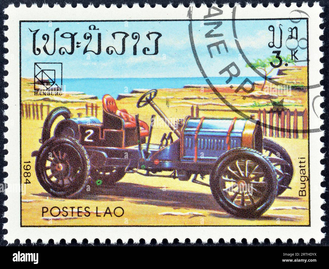 Von Laos gedruckte Briefmarke, die Bugatti zeigt, um 1984. Stockfoto