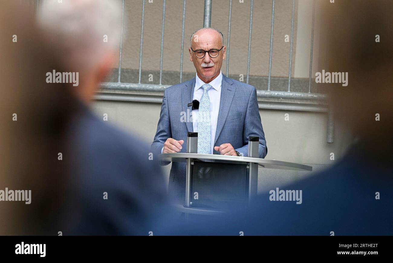 Hanau, Deutschland. September 2023. 13. September 2023, xpsx, lokale Hanau-Eröffnung des Hauses des Jugendrechts, von links nach rechts Robert Schafer Staatspolizei Präsident Credit: dpa/Alamy Live News Stockfoto