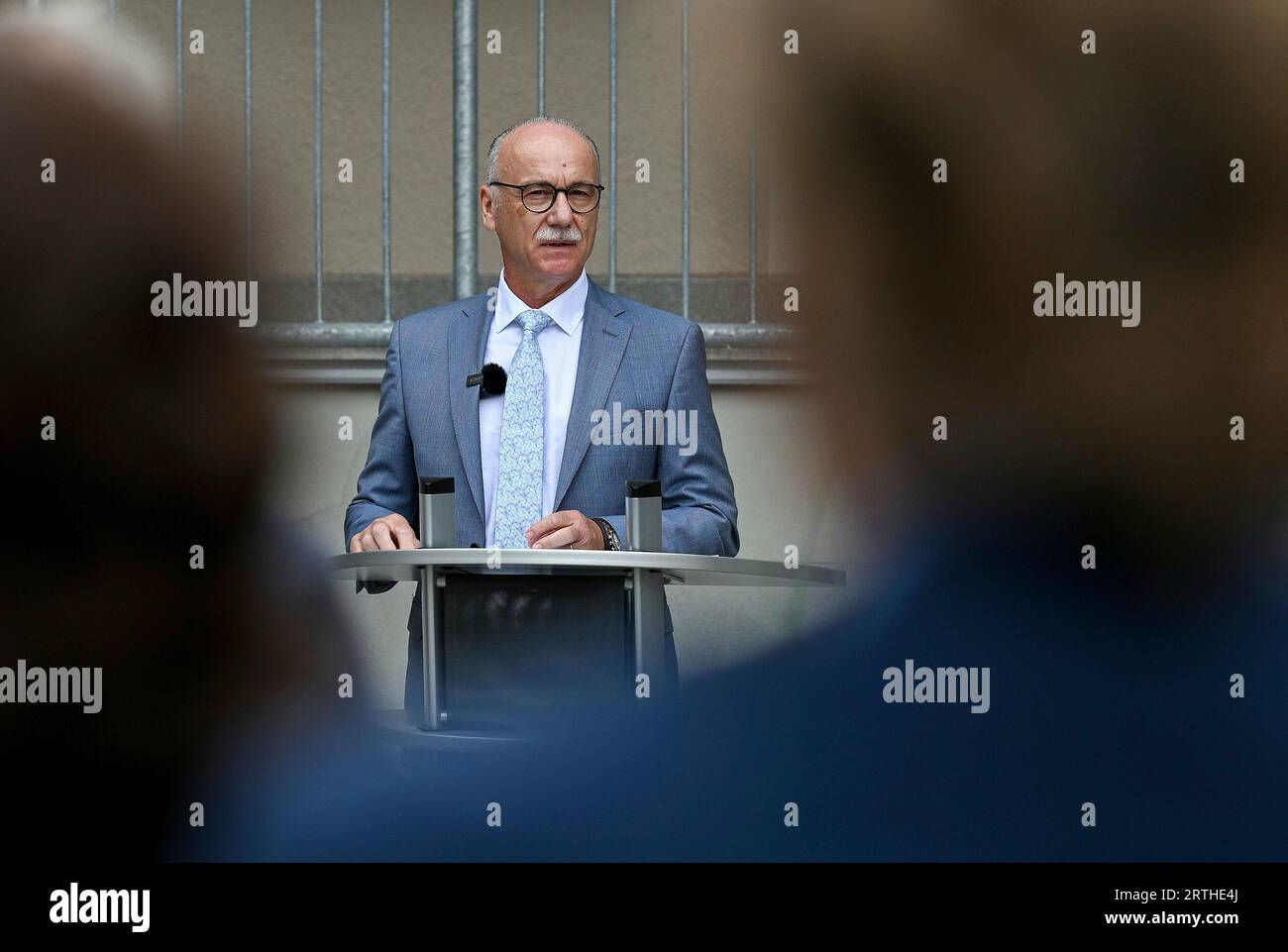 Hanau, Deutschland. September 2023. 13. September 2023, xpsx, lokale Hanau-Eröffnung des Hauses des Jugendrechts, von links nach rechts Robert Schafer Staatspolizei Präsident Credit: dpa/Alamy Live News Stockfoto