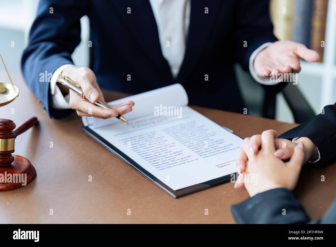 Geschäftsmann und Rechtsanwalt besprechen das Vertragsdokument. Vertrag des Gesetzes. Unterzeichnen Sie ein Vertragsgeschäft Stockfoto