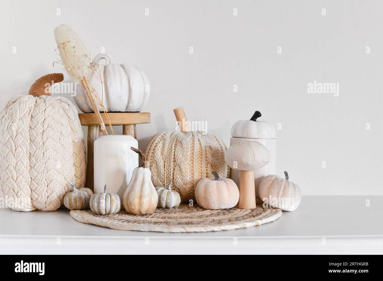 Herbstdekor im Boho-Stil mit Kürbissen und getrockneten Blumen und Kopierraum Stockfoto