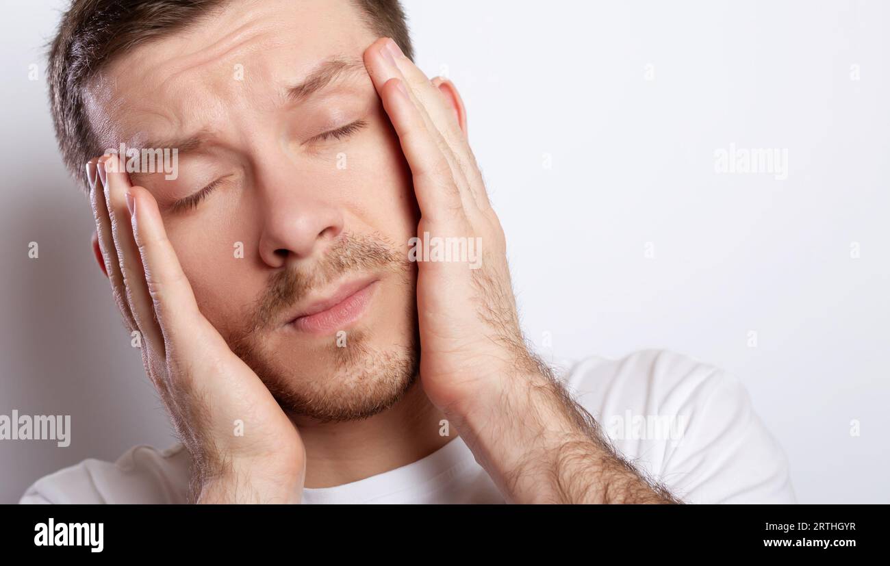 Nahaufnahme eines Mannes mit Kopfschmerzen Stockfoto