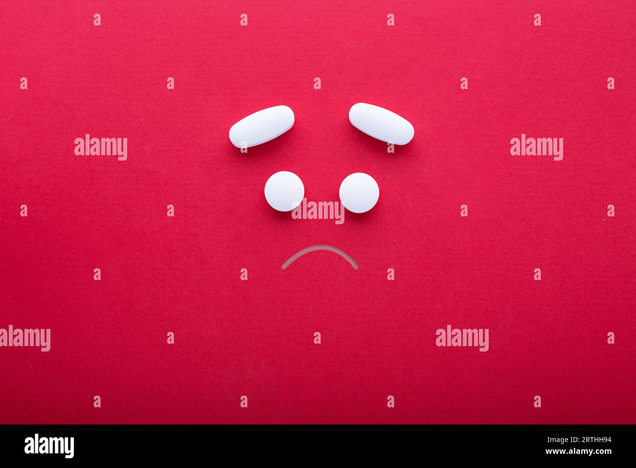 Klinische Depression, psychische Erkrankung und Störung oder schlechtes Gesundheitsdienstkonzept. Trauriges Smiley-Gesicht aus Pillen Stockfoto