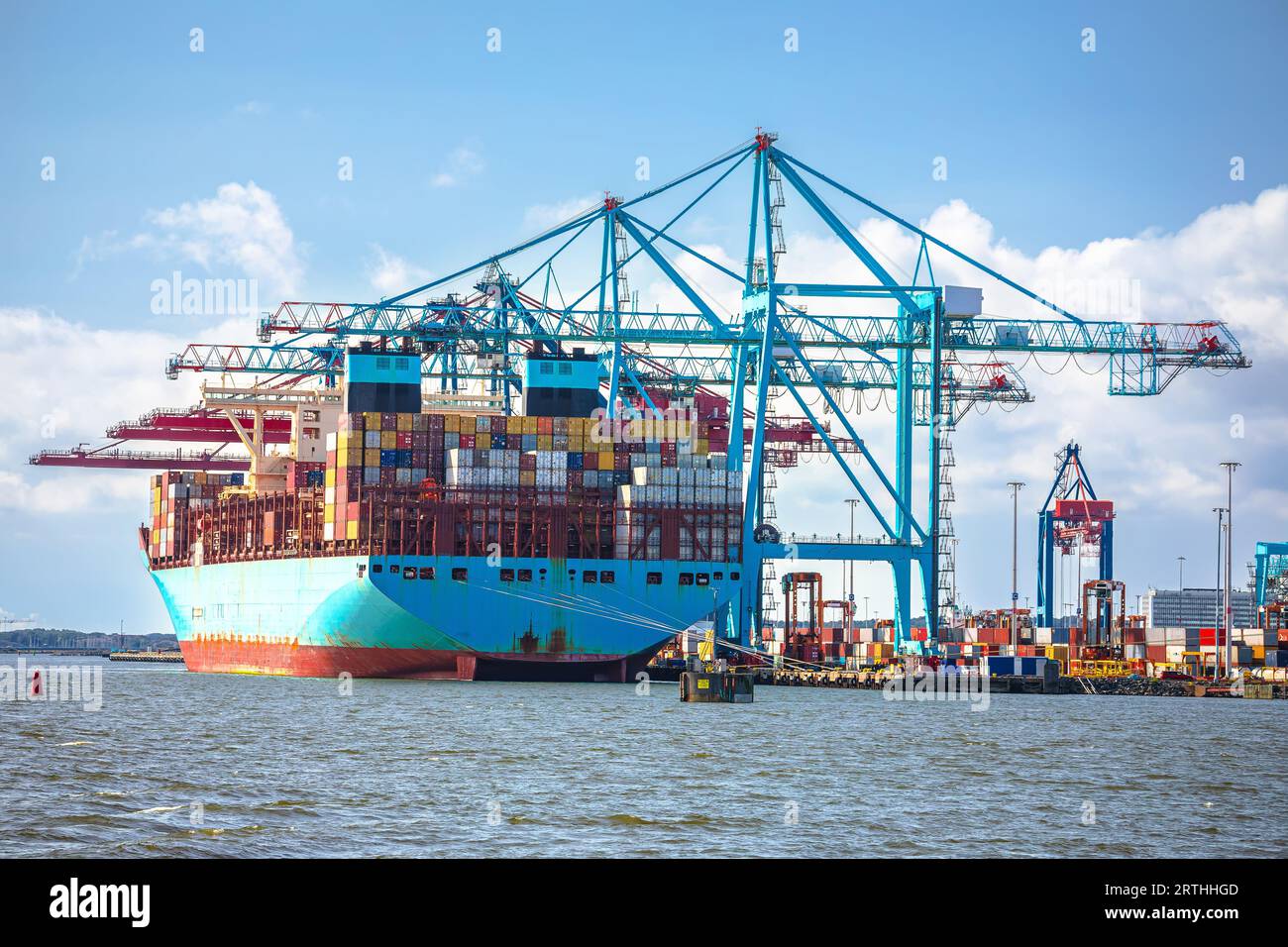Containerschiffe, die Fracht am Terminal Göteborg entladen, Frachtschifffahrt in Schweden Stockfoto