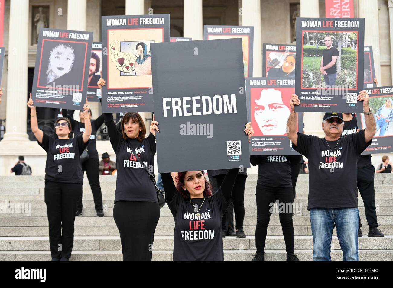 London, Großbritannien. In einer eindrucksvollen Demonstration der Unterstützung für die von Frauen geführte Protestbewegung im Iran marschierten 50 Kunstperformance-Demonstranten der Aktivistengruppe "Stage of Freedom" durch das Zentrum von London und hielten 10 Bilder von Mahsa Amini. In drei Tagen findet in London ein größerer Protest statt, um den ersten Jahrestag ihres Todes in Polizeigewahrsam zu begehen. Sie war erst 22 Jahre alt. Quelle: michael melia/Alamy Live News Stockfoto