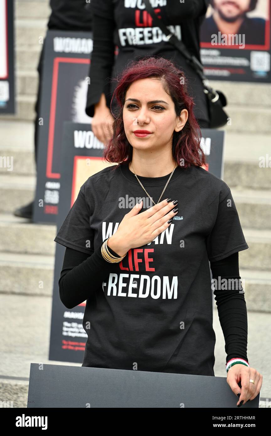 London, Großbritannien. In einer eindrucksvollen Demonstration der Unterstützung für die von Frauen geführte Protestbewegung im Iran marschierten 50 Kunstperformance-Demonstranten der Aktivistengruppe "Stage of Freedom" durch das Zentrum von London und hielten 10 Bilder von Mahsa Amini. In drei Tagen findet in London ein größerer Protest statt, um den ersten Jahrestag ihres Todes in Polizeigewahrsam zu begehen. Sie war erst 22 Jahre alt. Quelle: michael melia/Alamy Live News Stockfoto