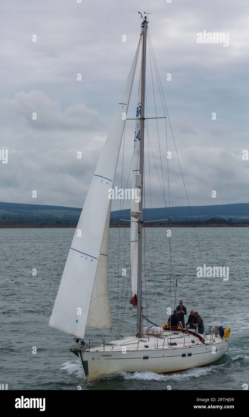 Vier Mannschaften segeln im Solent auf einem Beneteau Oceanis 411 Clipper Fusion III Yachtsegelboot auf der Isle of Wight, Hampshire UK im September Stockfoto