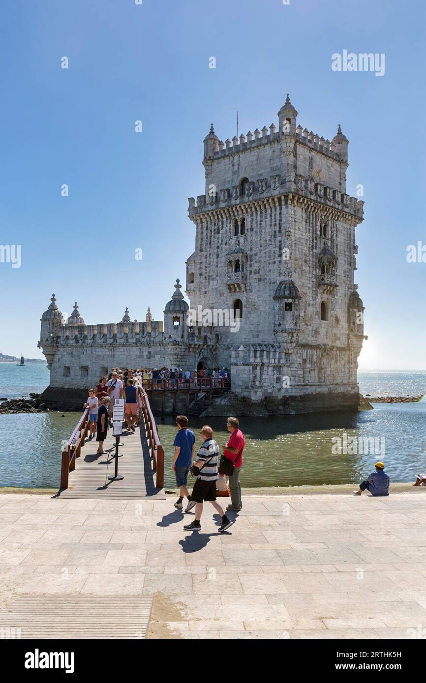 Gruppe von Touristen vor Torre de Belem, Wahrzeichen, Belem, Lissabon, Portugal Stockfoto