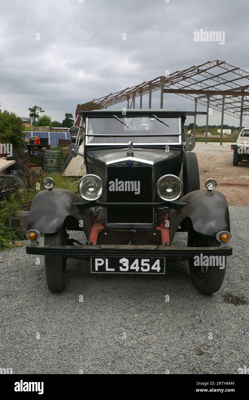Dunkelgrünes Vintage morris Cabriolet mit Reserverad Stockfoto