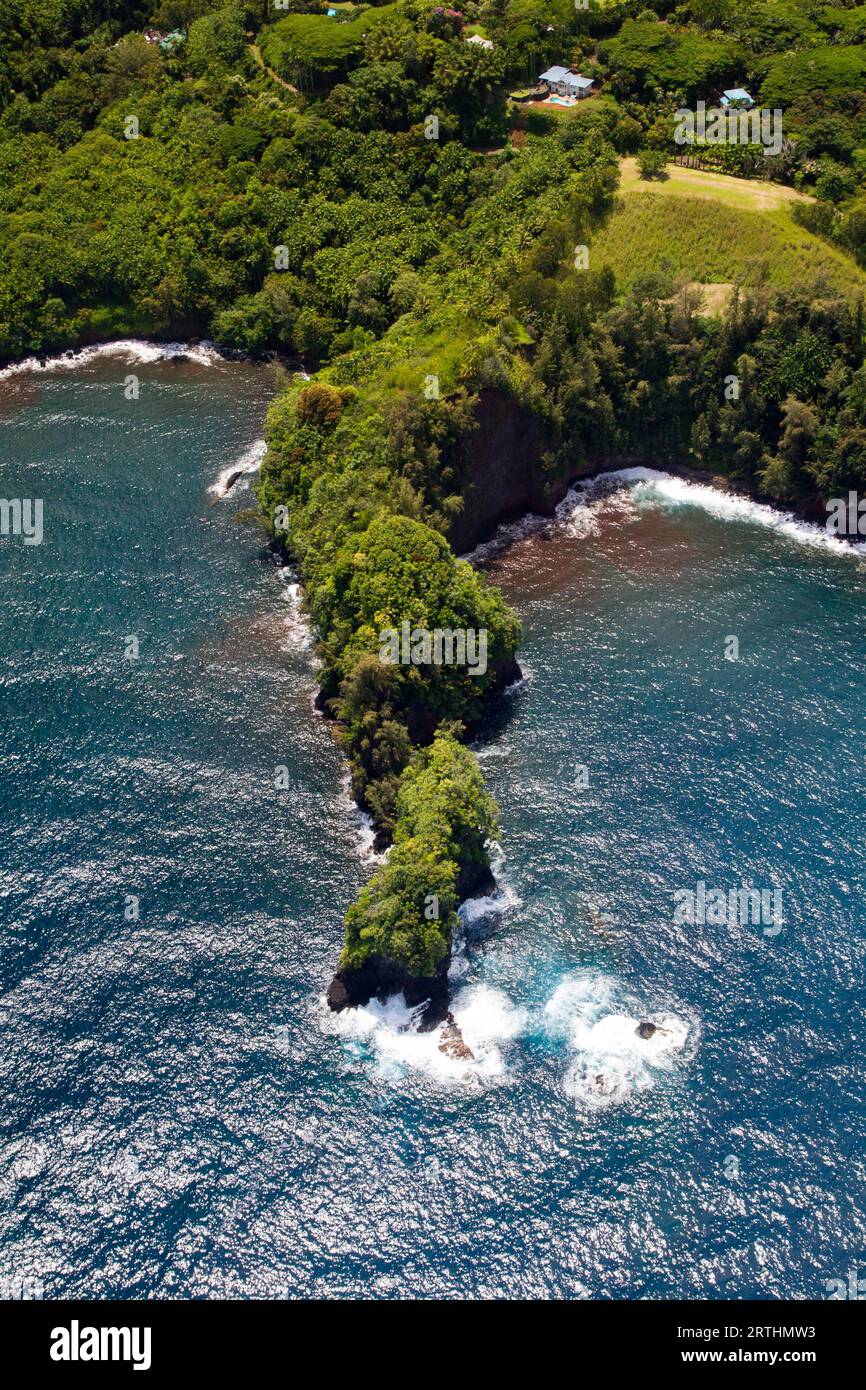 Luftaufnahme der Ostküste von Big Island, Hawaii, USA bei Papaikou nördlich von Hilo. Luftaufnahme der kleinen Stadt Papaikou nördlich von Hilo auf der Stockfoto