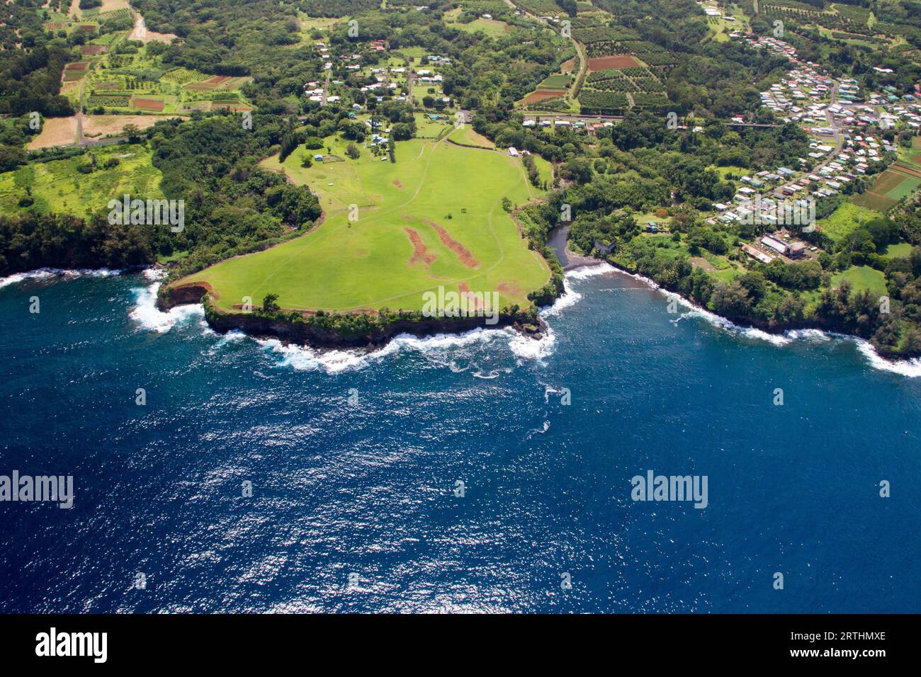 Luftaufnahme der Ostküste von Big Island, Hawaii, USA bei Papaikou nördlich von Hilo. Luftaufnahme der kleinen Stadt Papaikou nördlich von Hilo auf der Stockfoto