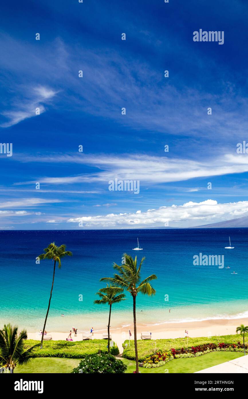 Blick über den Strand von Kaanapali Beach auf Maui über das Meer bis zur Insel Molokai auf Hawaii, USA Stockfoto