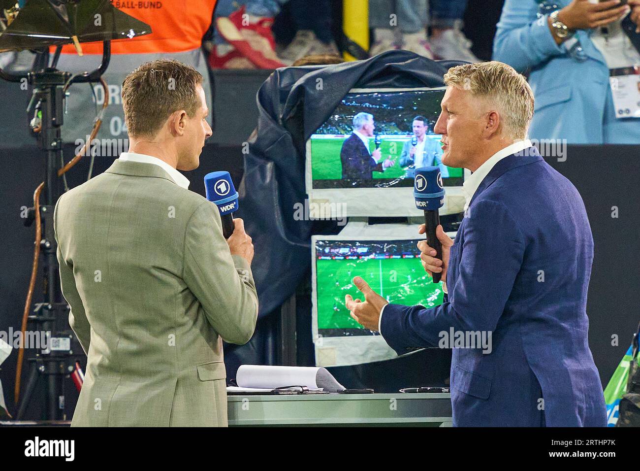 Alexander Bommes, Bastian SCHWEINSTEIGER, Co-Moderator ARD im Freundschaftsspiel DEUTSCHLAND - FRANKREICH 2-1 DEUTSCHLAND - FRANKREICH 2-1 Vorbereitung auf die Europameisterschaft 2024 in Deutschland, Saison 2023/2024, am 12. September 2023 in Dortmund, Deutschland. © Peter Schatz / Alamy Live News Stockfoto