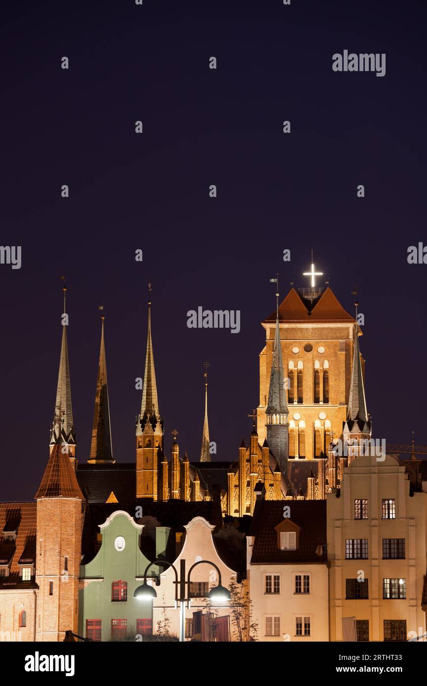 Stadt Danzig bei Nacht in Polen, Old Town, Turm und Türme der St. Marien Kirche Stockfoto