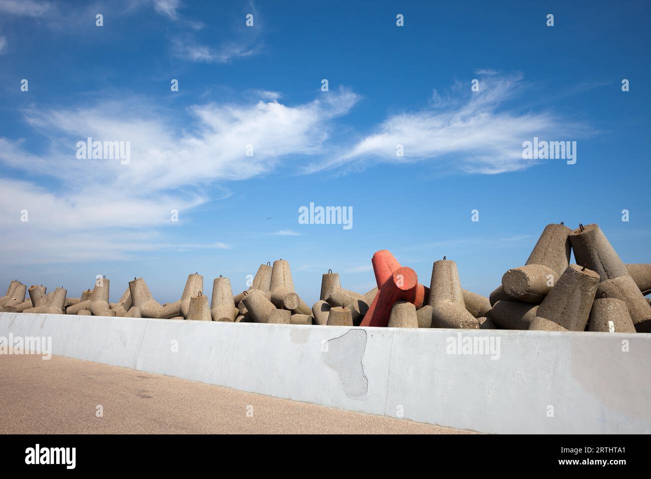 Wellenbrecher solide Betonblöcke der Ufermauer Böschung Stockfoto