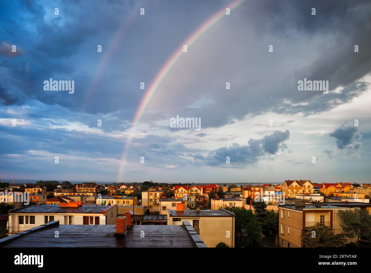 Regenbogen über der Stadt Wladyslawowo in Polen bei Sonnenuntergang, Kurort Küstenstadt an der Ostsee, Pommern Region Stockfoto