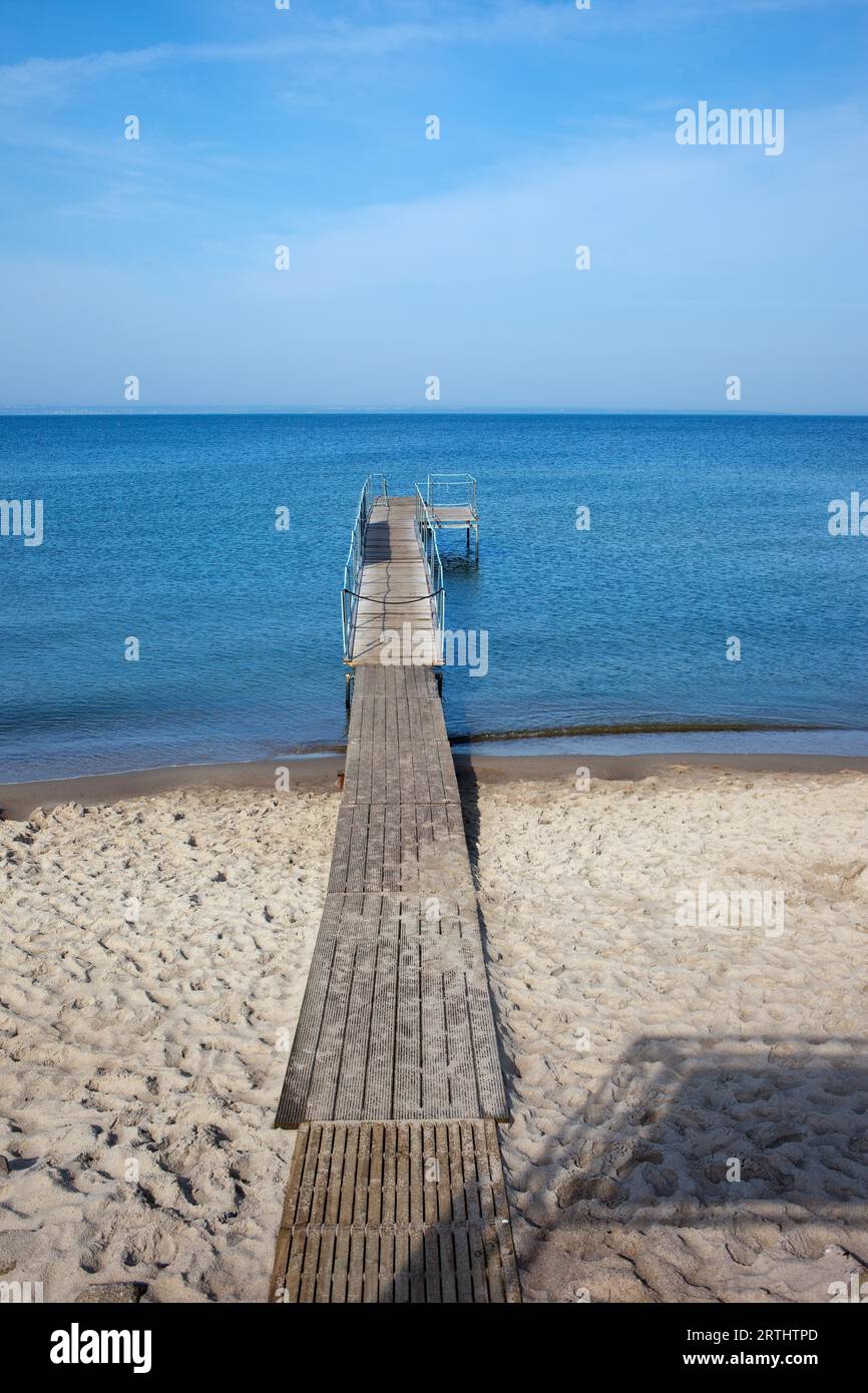 Strand und einfacher Pier in Hel-Stadt auf der Halbinsel Hel an der Ostsee in Polen, Pommern Stockfoto