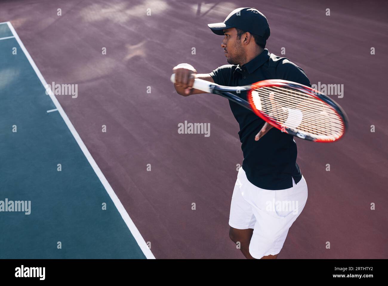 Tennisspieler auf dem Hartplatz bei Sonnenuntergang Stockfoto
