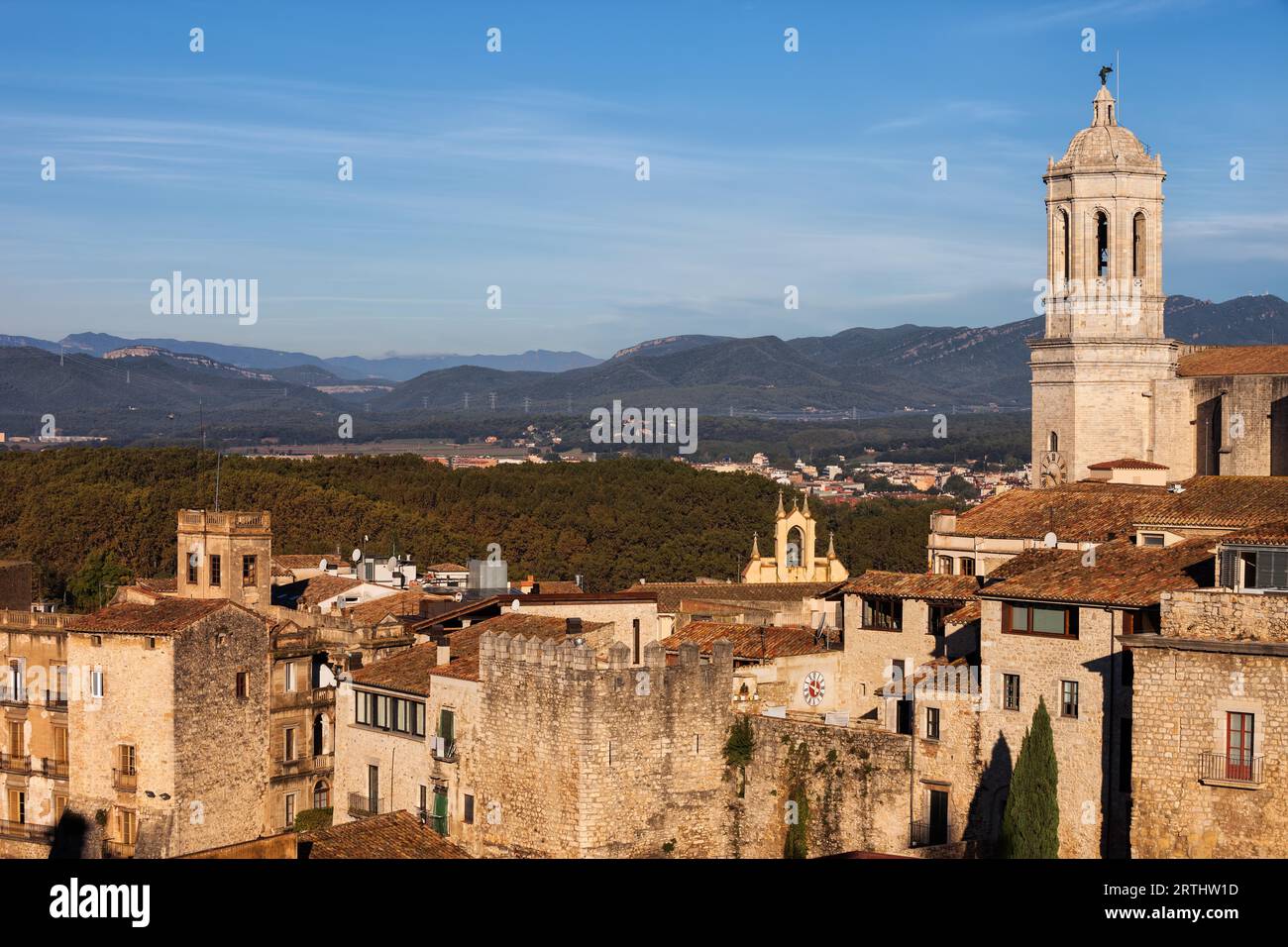 Girona Stadt historische Architektur in Katalonien, Spanien, Altstadt mit Kathedrale der Heiligen Maria von Girona auf der rechten Seite Stockfoto