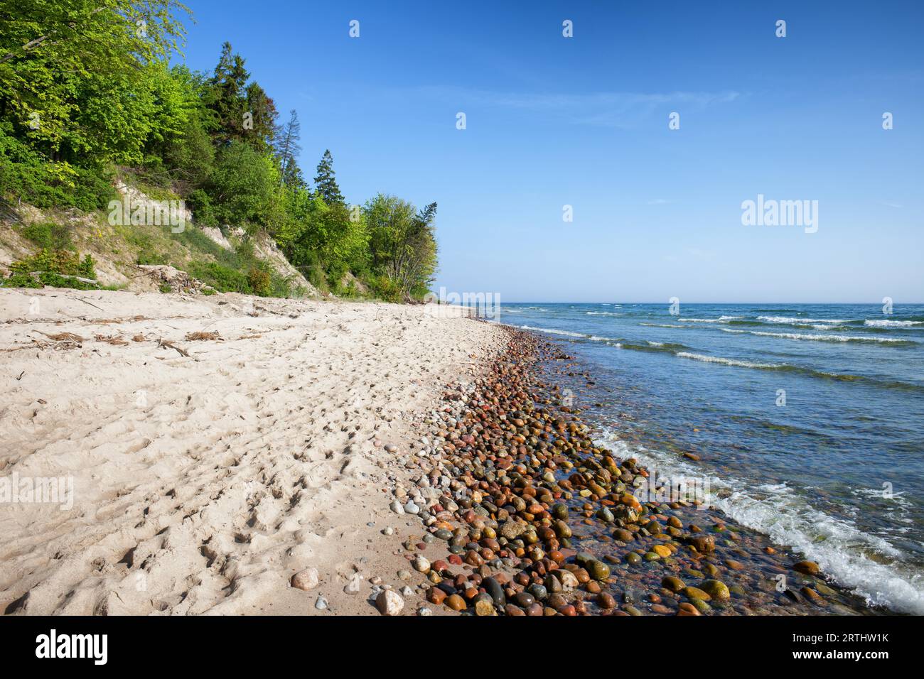Sand- und Kieselstrand an der Ostsee in Rozewie, Polen, Pommern Stockfoto